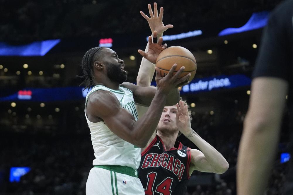 杨瀚森在对 杨瀚森在对